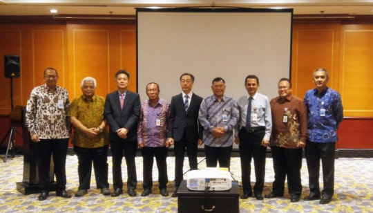 주택금융공사는 22일 인도네시아 주택금융기관 SMF를 방문해 주택금융 노하우를 전수했다. 김용배 주택금융공사 연구지원실장(왼쪽 다섯 번째), 아난타 위요고 SMF사장(왼쪽 여섯 번째) 및 관련 임직원들이 방문연수에 앞서 기념촬영 하고 있다. 주택금융공사 제공